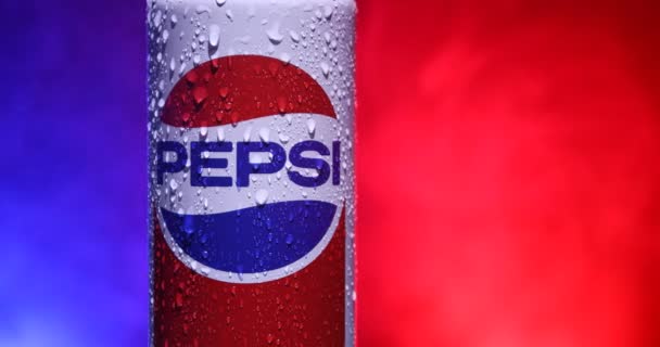 Baku, Ázerbájdžán - Leden 13,2018: plechovku Pepsi proti tmavě tónovaný zamlžené pozadí. — Stock video