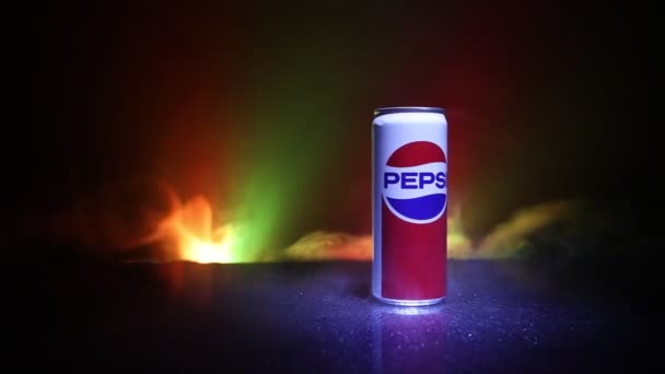 Baku, Azerbejdżan - stycznia 13,2018: puszka Pepsi przeciwko ciemnym stonowanych mglisty tło. — Wideo stockowe