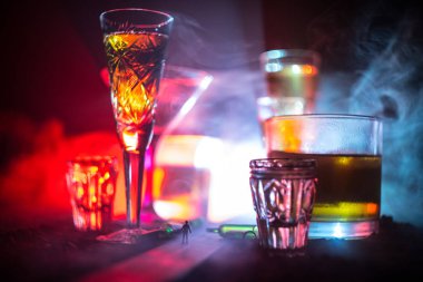 Soyut alkolizm kavramı. Sisli bir gecede dev gözlüklü yolun ortasında duran bir adam silüeti alkollü içecek ile dolu. Yaratıcı sanat çalışmaları dekorasyon