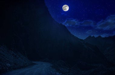 Dağ yolu ormandaki bir dolunay gecesi. Ülke yolun gece büyük moon ile doğal gece manzarası