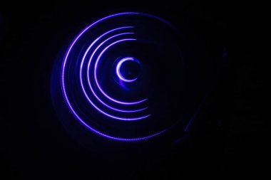 Müzik Dj konsepti. Yangın ve duman vinil kayıt üzerinde iz. Vinil disk yazma. Pikap vinil plak çalar koyu arka plan üzerinde. Seçici odak