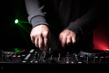 DJ iplik, karıştırma ve bir gece kulübünde tırmalamak, dj elinde çeşitli parça denetimlere dj's güverte, strobe ışıklar ve sis oynamak veya parti gece kulübünde parça Dj karışımları. Seçici odak