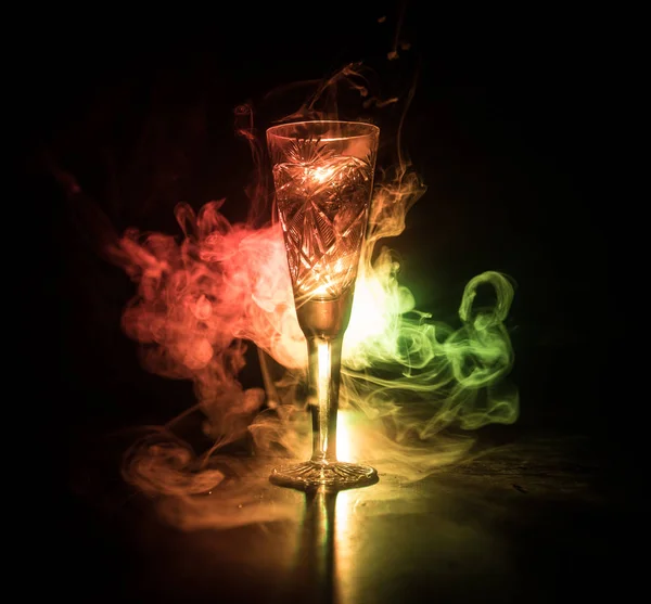 暗い背景に霧とクローズ アップ ワイン グラス 煙と光の美しいガラス 選択と集中 — ストック写真