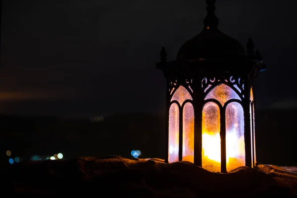 Украшенный Арабский Фонарь Горящей Свечой Светящейся Ночью Праздничная Открытка Приглашение — стоковое фото