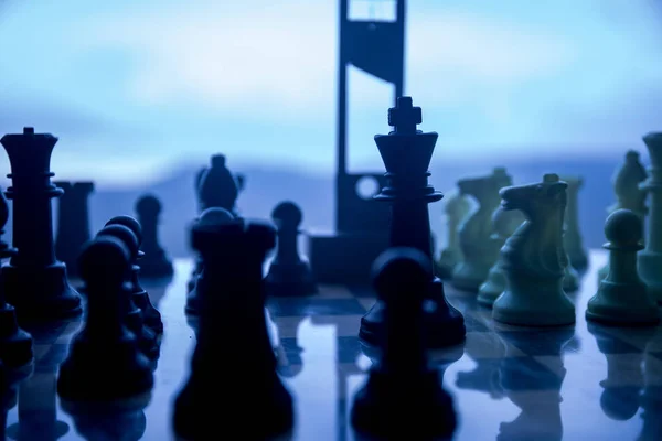 ビジネスのアイデアの競争と戦略のアイデア チェス ボード ゲーム コンセプト チェスの数字とチェス盤のギロチン 屋外の霧の深い暗い背景 選択と集中 — ストック写真