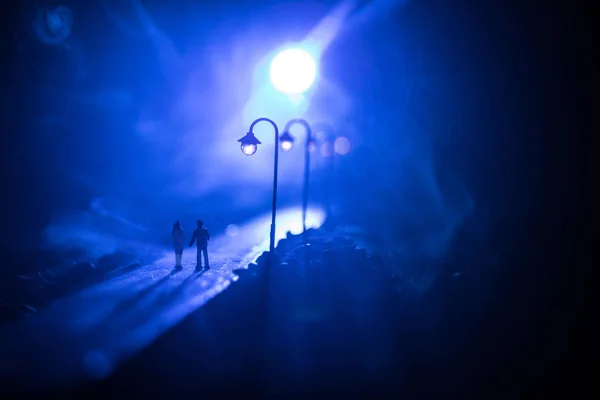 Sztuka Dekoracji Sylwetka Para Chodzenie Pod Lamp Ulicznych Nocy Spokojna — Zdjęcie stockowe