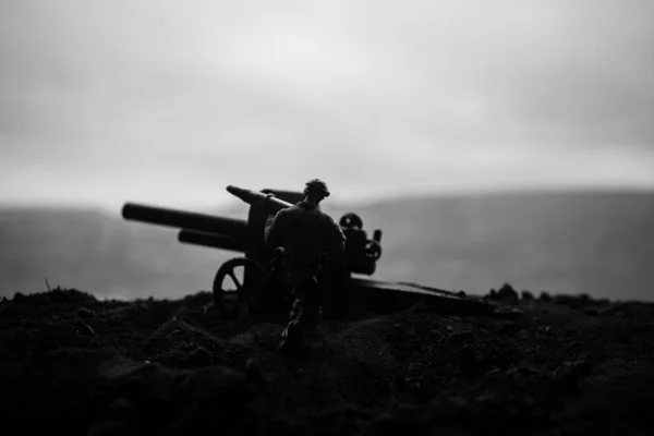 Cena Batalha Silhueta Arma Campo Velha Campo Pronto Para Disparar — Fotografia de Stock