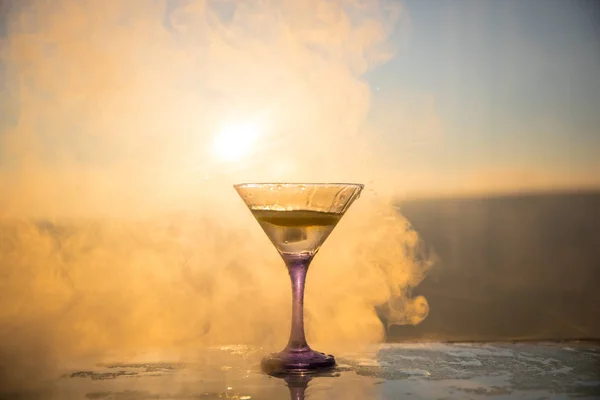 Martini Cocktailglas Stänk Dimmigt Sunset Bakgrund Eller Färggrann Cocktail Glas — Stockfoto