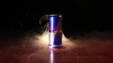 Bakü, Azerbaycan - 20 Nisan 2018: Red Bull classic 250 ml koyu tonlu sisli arka plan üzerinde olabilir. Red Bull Avusturyalı red bull gmbh şirketi tarafından satılan bir enerji içeceği