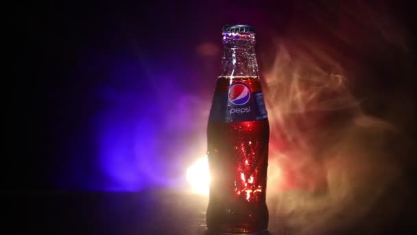 Baku Azerbaijan Juli 2018 Kreatives Konzept Pepsi Classic Einer Glasflasche — Stockvideo