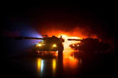 Savaş kavramı. Askeri siluetleri sahne savaş sis gökyüzü arka plan, bulutlu manzarası, gece aşağıda zırhlı araç silüeti üzerinde mücadele. Saldırı sahne. Savaş tankları. Resim dekorasyon