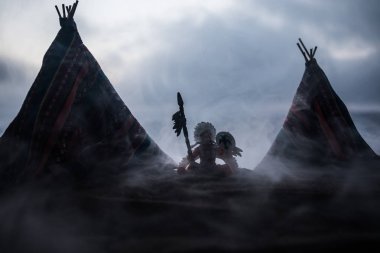 Yaratıcı kavramı dekorasyon. Eski bir Kızılderili teepee akşam çölde. Kızılderili çadırı ev Hint tarzı.