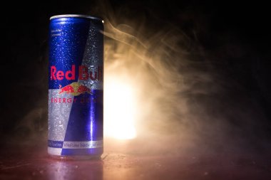 Bakü, Azerbaycan - 20 Nisan 2018: Red Bull classic 250 ml koyu tonlu sisli arka plan üzerinde olabilir. Red Bull Avusturyalı red bull gmbh şirketi tarafından satılan bir enerji içeceği