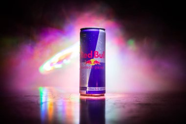Bakü, Azerbaycan - 20 Nisan 2018: Red Bull classic 250 ml koyu tonlu sisli arka plan üzerinde olabilir. Red Bull Avusturyalı red bull gmbh şirketi tarafından satılan bir enerji içeceği