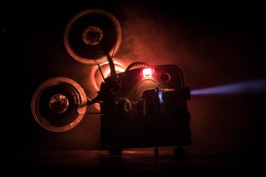 Sis ve ışık ile karanlık bir arka planda eski Vintage Film projektör. Film yapma kavramı. Seçici odak