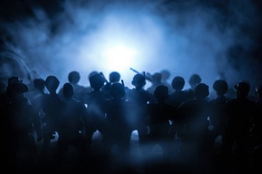 Anti-çevik kuvvet polisi vermek sinyal hazır olmak. Hükümet güç kavramı. Polis içinde hareket. Işık ile karanlık bir arka plan üzerinde duman. Mavi kırmızı yanıp sönen sirenler. Diktatörlük güç