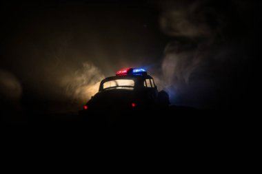 Geceleri polis arabaları. Polis arabası sisli bir arabayı gece takip ediyor. 911 acil durum arabası suç mahalline doğru hızla gidiyor. Seçici odak