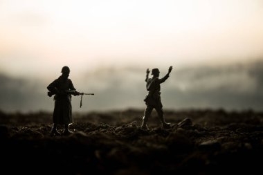 Savaş kavramı. Askeri siluetleri sahne üzerinde savaş sis sky mücadele arka plan, Dünya Savaşı askerler siluetleri bulutlu manzarası, gece aşağıda. Saldırı sahne. Zırhlı araçlar. Savaş tankları. Dekorasyon