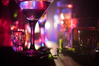 Rustik ahşap arka planda alkollü içecekler in seçimi. Yaratıcı sanat dekorasyon