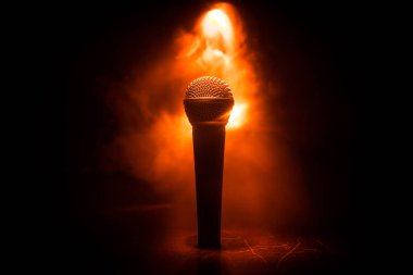 Ses, müzik için mikrofon, ses stüdyosunda ya da sahnede karaoke. Mikrofon teknolojisi. Ses, konser eğlence arka planı. Konuşma yayın ekipmanı. Canlı pop, rock müzik performansı