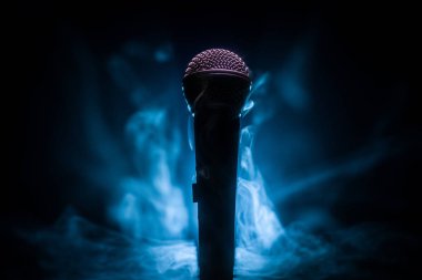 Ses, müzik için mikrofon, ses stüdyosunda ya da sahnede karaoke. Mikrofon teknolojisi. Ses, konser eğlence arka planı. Konuşma yayın ekipmanı. Canlı pop, rock müzik performansı