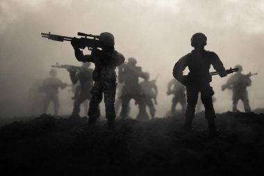 Savaş kavramı. Askeri siluetleri sahne üzerinde savaş sis sky mücadele arka plan, Dünya Savaşı askerler siluetleri bulutlu manzarası, gece aşağıda. Saldırı sahne. Zırhlı araçlar. Savaş tankları. Dekorasyon
