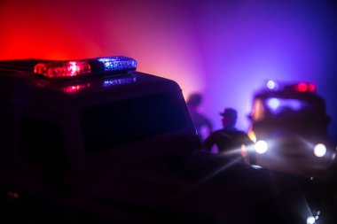 Geceleri polis arabaları. Polis arabası sisli bir arabayı gece takip ediyor. 911 acil durum arabası suç mahalline doğru hızla gidiyor. Seçici odak