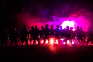 Anti-çevik kuvvet polisi vermek sinyal hazır olmak. Hükümet güç kavramı. Polis içinde hareket. Işık ile karanlık bir arka plan üzerinde duman. Mavi kırmızı yanıp sönen sirenler. Diktatörlük güç