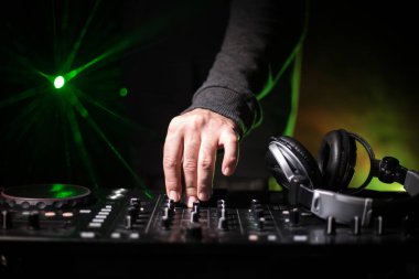 DJ iplik, karıştırma ve bir gece kulübünde tırmalamak, dj elinde çeşitli parça denetimlere dj's güverte, strobe ışıklar ve sis oynamak veya parti gece kulübünde parça Dj karışımları. Seçici odak