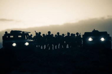 Gün batımı arka plan üzerinde askeri devriye arabası. Ordu savaş kavramı. Eylemde silahlı ve zırhlı silüeti. Dekore edilmiş. Seçici odak