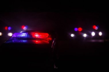Geceleri polis arabaları. Polis arabası sisli bir arabayı gece takip ediyor. 911 acil durum arabası suç mahalline doğru hızla gidiyor. Seçici odak