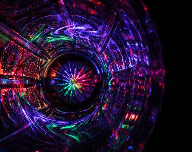 Karanlık gecede avize kristalli soyut parlak ışık. Nackground konsepti için karanlıkta lüks yıldız ışığı