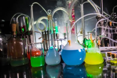 Eczacılık ve kimya teması. Araştırma laboratuvarında solüsyon lu cam şişesi test edin. Bilim ve tıbbi geçmiş. Koyu tonlu arka plan üzerinde laboratuvar test tüpleri
