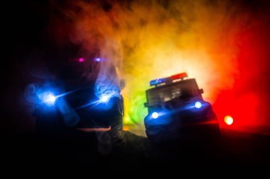 Polis arabası sisli bir arabayı gece takip ediyor. 911 acil durum arabası suç mahalline doğru hızla gidiyor. Seçici odak