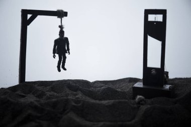 Sisli bir akşamda iskele ve giyotin üzerinde asılı adam korku görünümü. Yürütme (veya intihar) kavramsal sanat dekorasyon. Korku Halloween kavramı.