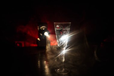 Tatlı şarap cam sis koyu arka plan ile. Güzel cam duman ve ışık ile. Seçici odak