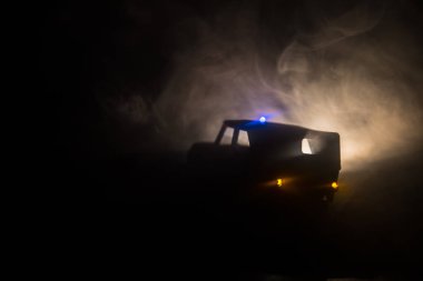 Geceleri polis arabaları. Polis arabası sisli bir arabayı gece takip ediyor. 911 acil durum arabası suç mahalline doğru hızla gidiyor. Seçici odak