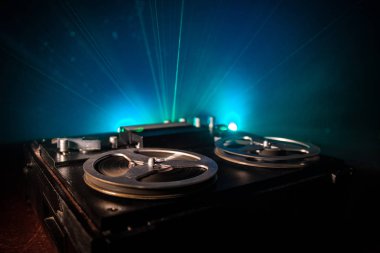 Koyu tonda sisli arka plan üzerinde makara oynatıcı ve kaydedici eski vintage makara. Analog Stereo Açık Makara Bant Güverte Kaydedici Çalar Makaralar ile. Seçici odaklama