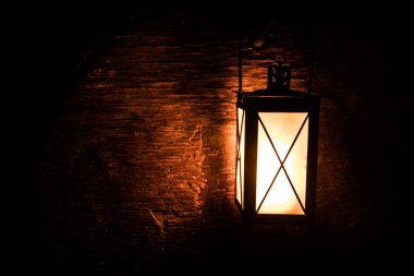 İslam tatili için geceleri mum ile Arap fener. Müslümanların kutsal ayı Ramazan. Bayram sonu ve Mutlu Yıllar.