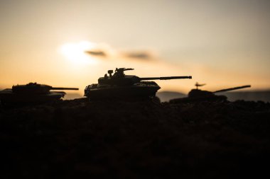 Savaş Konsepti. Askeri siluetler savaş sis gökyüzü arka plan üzerinde sahne mücadele, Gün batımında Bulutlu Skyline altında Dünya Savaşı Askerleri Siluetler. Saldırı sahnesi. Zırhlı araçlar.