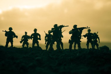 Savaş kavramı. Askeri siluetleri sahne üzerinde savaş sis sky mücadele arka plan, Dünya Savaşı askerler siluetleri bulutlu manzarası, gece aşağıda. Saldırı sahne. Zırhlı araçlar. Savaş tankları. Dekorasyon