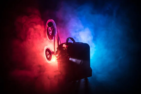 Starý Filmový Projektor Tmavém Pozadí Mlhou Světlem Koncept Tvorby Filmů — Stock fotografie