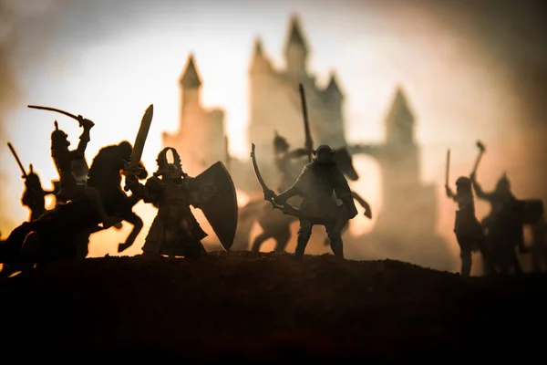 Cena de batalha medieval com cavalaria e infantaria. Silhuetas de figuras como objetos separados, luta entre guerreiros no pôr do sol fundo nebuloso . — Fotografia de Stock