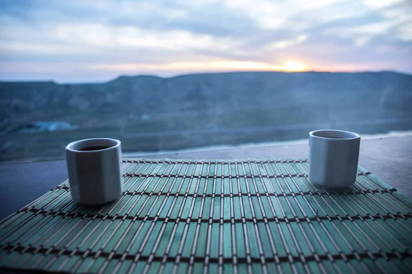 茶的概念 日本茶道文化东饮 茶壶和杯子在桌子上与竹子在日落 — 图库照片