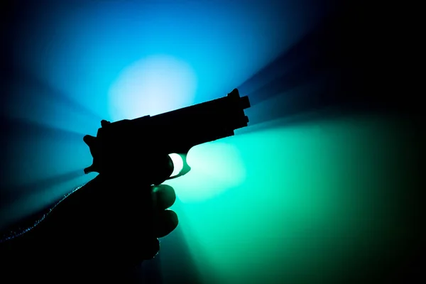 Pistola Mano Masculina Sobre Fondo Negro Con Luces Traseras Tonificadas — Foto de Stock
