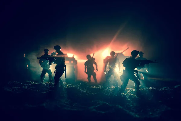 Concept de guerre. Silhouettes militaires scène de combat sur fond de brouillard de guerre, silhouettes de combat ci-dessous ciel nuageux La nuit. Scène de bataille. Véhicule de l'armée avec soldats. armée — Photo