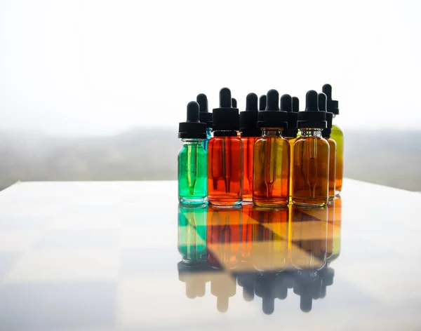 Concepto Vape Hermosas Botellas Vidrio Líquido Vapor Colorido Aire Libre — Foto de Stock