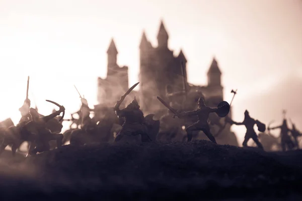 Scène de bataille médiévale avec cavalerie et infanterie. Silhouettes de figures comme objets séparés, lutte entre guerriers sur fond de brouillard couchant . — Photo