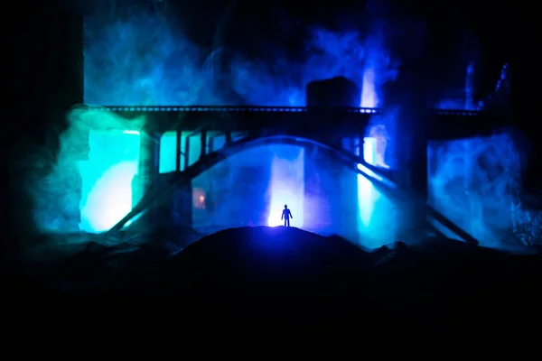 都市の黙示録的遺跡 災害効果 夜のシーン 戦争で破壊された都市破壊された超高層ビル 男と放棄された橋とのアートワークの装飾 — ストック写真