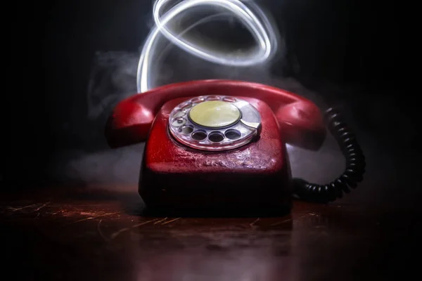 Vecchio Telefono Nero Vecchia Tavola Legno Con Sfondo Scuro Arte — Foto Stock